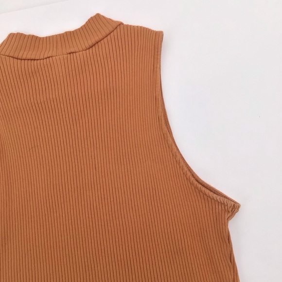 Uniqlo Ribbed Sleeveless Crop Top Size Medium - Picture 9 of 11